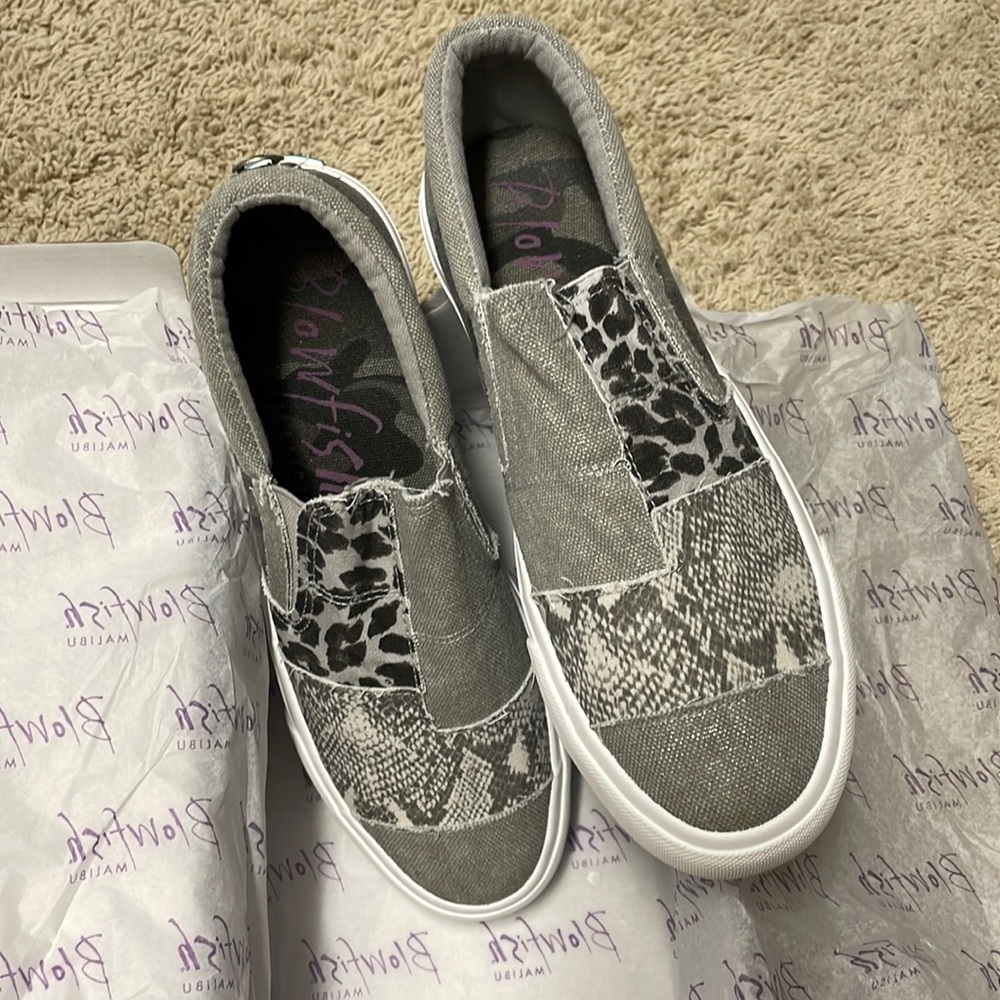Brand new Blowfish Maddox slides size 10